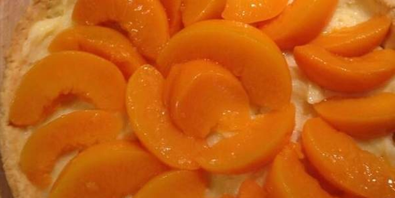 .@CarolDuncan whips-up a storm: Peach Meringue Pie for #SPCsunday