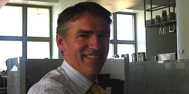 Rob Oakeshott in Queens Terrace Cafe, Parliament House, Canberra (Wikimedia Commons).