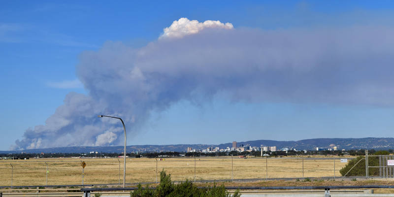 Photo: Adelaide bushfires, as seen from the airport. Copyright: eosdude/Flickr (CC BY-ND 2.0)