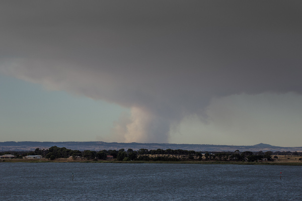 Photo: Sampson Flat fire, 85km away viewed from Hindmarsh Island - Copyright by robdownunder/Flickr (CC BY-NC-ND 2.0)