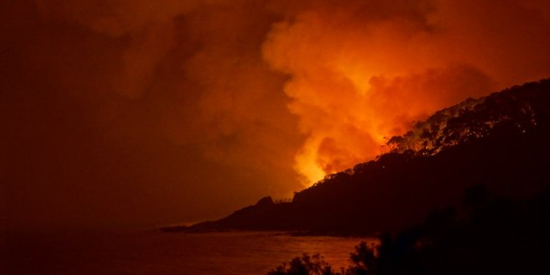 Intense #Bushfire hits Surf Coast Christmas Day forcing evacuations – @takvera #vicfires