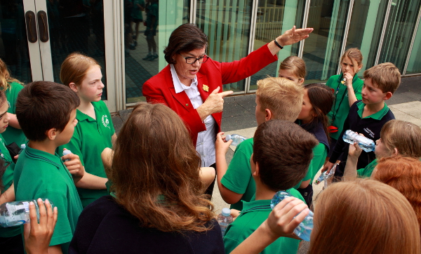 Cathy McGowan MP talks to the kids from Porepunkah Primary School at Parliament House, Canberra. Photo: @Jansant